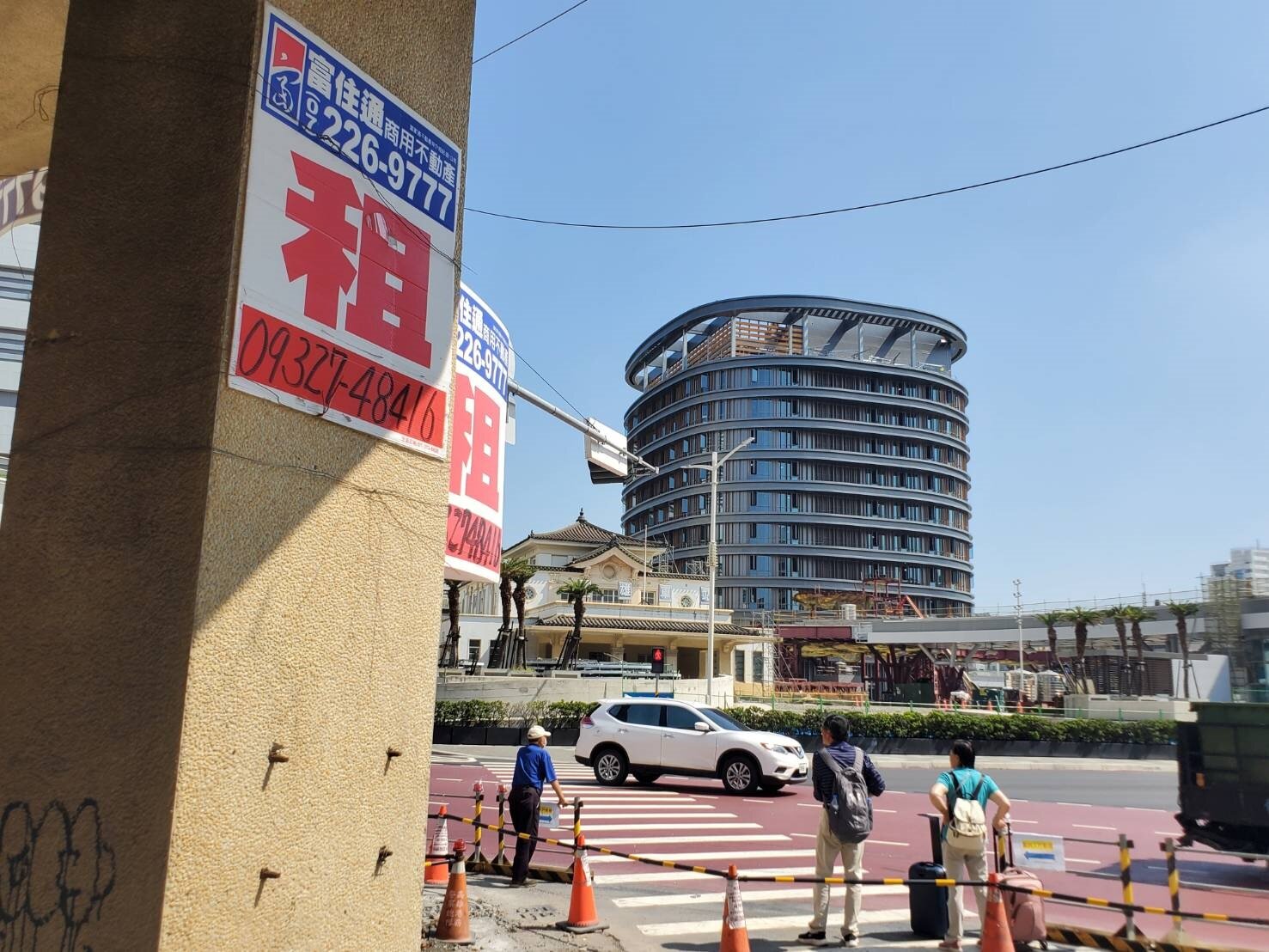 高雄火車站前的店面風光不再，騎樓可見房仲張貼的出租海報。記者王勇超／攝影 