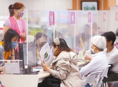 
圖為去年綜合所得稅開徵，民眾報稅情形。（本報資料照片）
