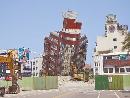 花蓮3日發生芮氏規模7.2強震,天王星大樓嚴重傾斜,花蓮地檢署檢察官4日進入大樓採樣蒐證,預計5日展開拆除工作。(羅亦攝)