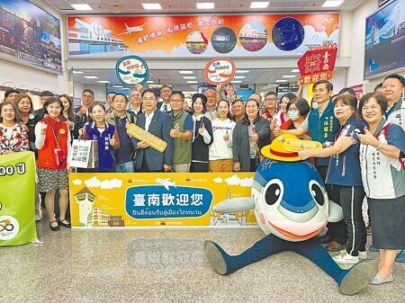 
台南市長黃偉哲（第一排左四）到台南機場迎接泰國包機直航來台南旅客，並贈首航紀念迎賓禮。（曹婷婷攝）
