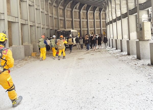 40多名太魯閣晶英酒店員工搭巴士上班途中受困逾30小時，搜救人員4日挺進175公里處明隧道，下午將7人帶下山。圖／花蓮縣消防局提供
