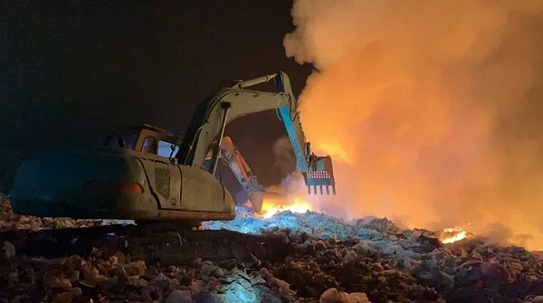 新竹縣新豐鄉掩埋場今晚6點多發生火警,消防局獲報灌救尚未撲滅。圖/記者張裕珍翻攝