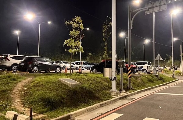 台積電廠區深夜車水馬龍，停車場爆滿。圖／讀者提供
