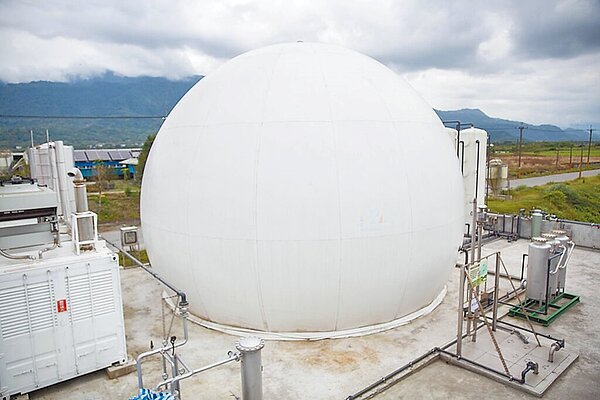 財政部近期將「環境汙染防治設施」納入《促參法》政府有償取得公共服務項目,未來政府可以購買焚化爐、生質能廠等公共建設服務。圖為花蓮縣政府在玉里鎮建「璞石閣生質能源中心」,每年可產生約80萬度電。圖/花蓮縣政府提供