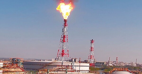 高雄中油林園廠4日上午8時許燃燒塔突然噴出火光,伴隨陣陣濃煙直竄天際,由於產生明顯粒狀汙染物,高市府環保局將對中油裁處10萬元至500萬元罰鍰。圖/高市府環保局提供