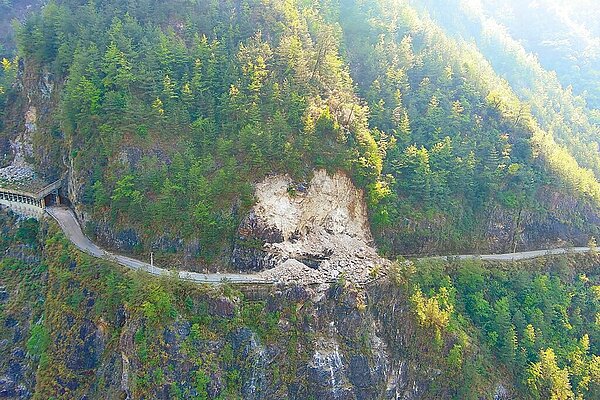 0403花蓮大地震,中橫便道有13處災點,積極搶通中。圖/谷關工務段提供