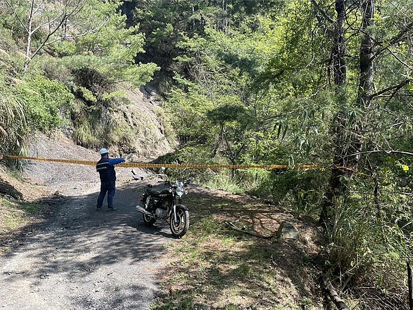 0403花蓮大地震,造成於詩崙山三角點附近有近10公尺的崩壁,且步道產生裂痕。圖/雪管處提供