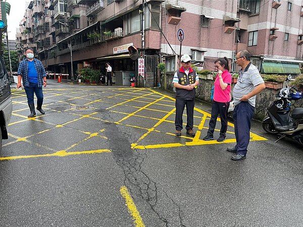 位於基隆市正信路227巷長期以來路面破損,但因非市府管轄道路,遲遲未能刨鋪。經議員韓世昱爭取,市府認定為都市計畫道路,13日將重新刨鋪。圖/韓世昱辦公室提供