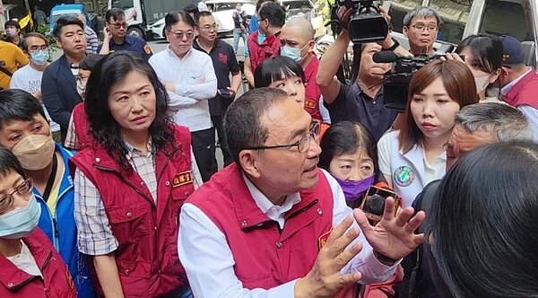 新北市長侯友宜前往中和連城路視察,也關心住戶後續安置狀況。圖/記者江婉儀攝影
