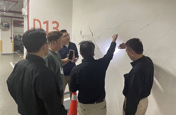 3日地震發生後,桃市府收到「中壢一號」社宅大樓回報因地震,外牆有脫落情形,無結構安全疑慮。桃園每一棟社宅都採高標準的結構設計,取得耐震標章,品質沒問題。圖/桃園市都發局提供