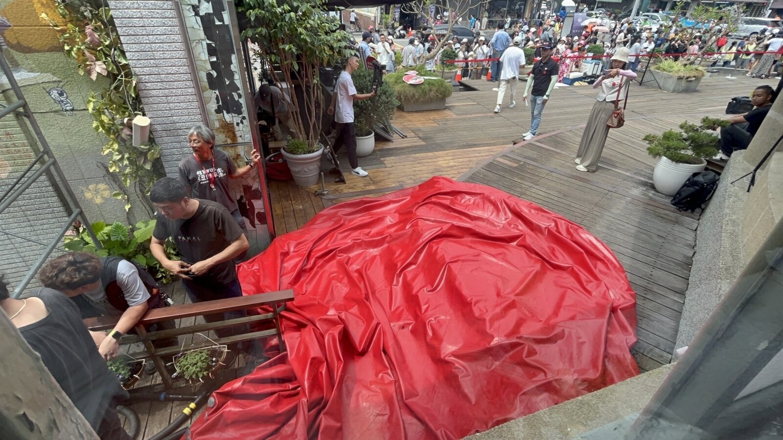 南市文化局表示,紅球過去在其他城市也曾發生損壞的情況,團隊對修復紅球有足夠的經驗,但因紅球為雙層特殊材質,修復需要時間,這段時間也歡迎民眾到附近的新化老街、楊逵文學館、新化公會堂等,走逛認識新化的美。記者萬于甄/攝影