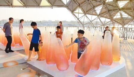 2024大鵬灣帆船生活節,新增的3大創意燈飾意外吸睛,當中可互動的「PLAY ONE海葵」,讓小朋友搶當小丑魚穿梭其中。(謝佳潾攝)