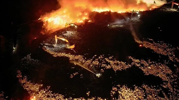 新竹縣新豐掩埋場前晚再度起火，現場空拍可見出動怪手控制火勢蔓延。圖／新竹縣消防局提供
