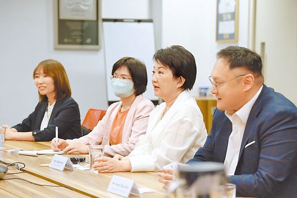 台中市以百億元打造的「台中巨蛋」3月間動工,台中市長盧秀燕(右二)4日拜會新加坡體育局取經。盧秀燕表示,「台中巨蛋」是中部人共同夢想,完工後將搭配鄰近的洲際棒球場,邀請國際巨星表演,舉辦大型娛樂及運動賽事。圖/台中市政府提供