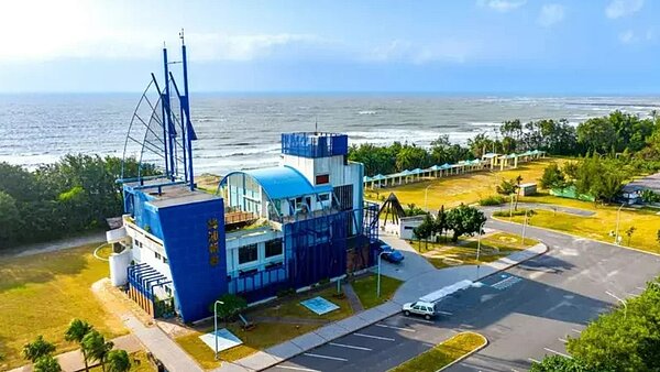 2020年業者進駐馬沙溝濱海遊憩區計畫打造海洋休閒運動渡假中心，但受到疫情、颱風、海岸線退縮等因素影響萌生退意。圖／雲管處提供
