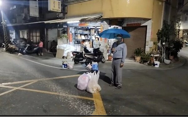 高雄橋頭甲昌路電線常有許多鳥類停靠，鳥類排泄物從天而降，路面常布滿密密麻麻的鳥屎，居民傍晚倒垃圾得撐傘，預防「鳥害」。圖／議員林志誠辦公室提供
