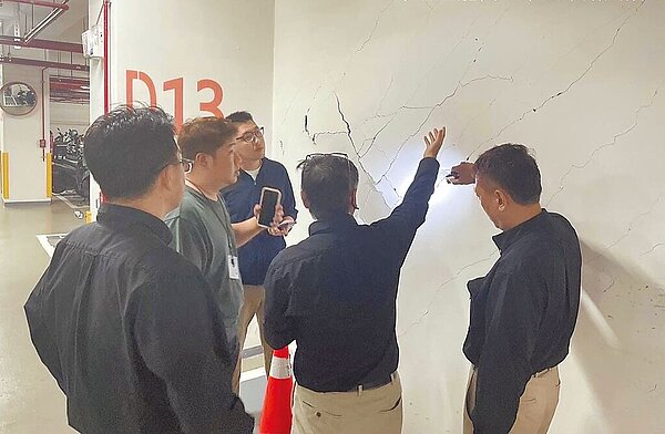 0403花蓮大地震發生後,「中壢一號」社宅大樓因地震外牆有磁磚脫落且地下室牆面破裂。圖/桃園市都發局提供