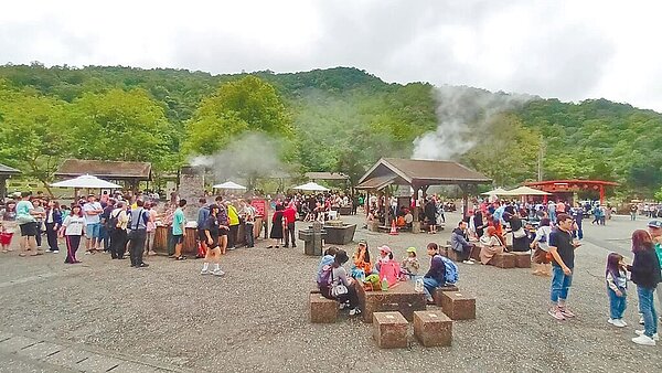 清明連假第2天,宜蘭縣各景區湧現人潮,清水地熱遊憩區5日上午9時40分啟動停車場總量管制措施。圖/宜蘭縣政府提供