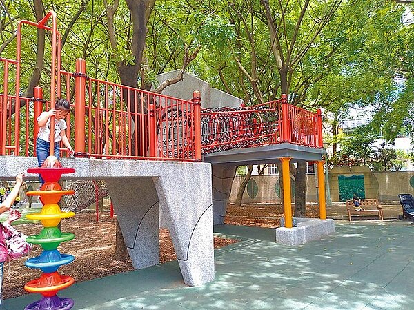 新北市景觀處預計2024年底可完成全市20處公園汰舊換新。圖/新北市景觀處提供