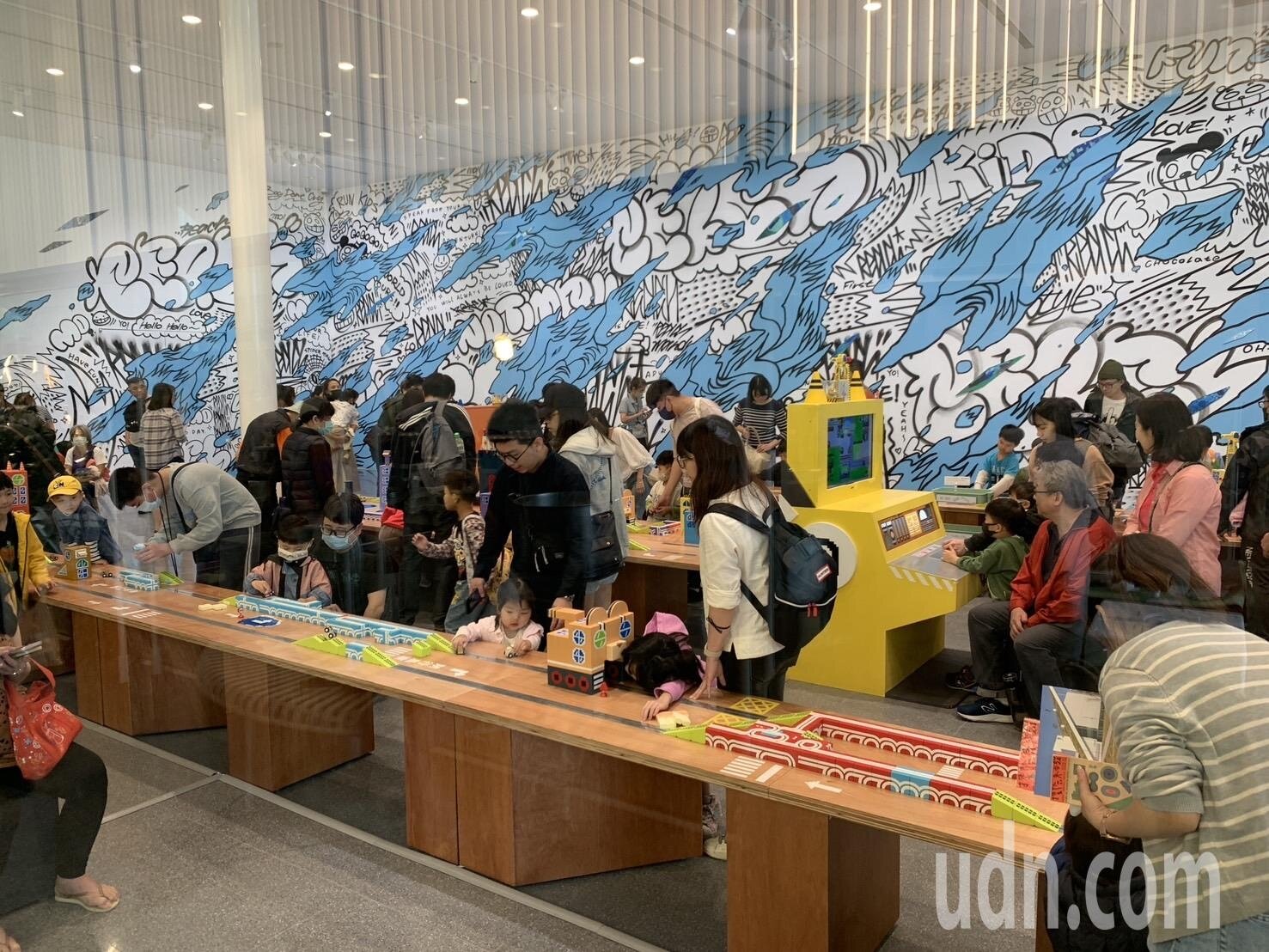 桃園市立兒童美術館4月3日正式開幕,入場採現場抽號排隊,昨清明連假首日就湧入約7000人,許多民眾在外等待至少需一個半小時以上,為維護參觀品質及滿足大家需求,滾動修正分流人潮。記者翁唯真/攝影