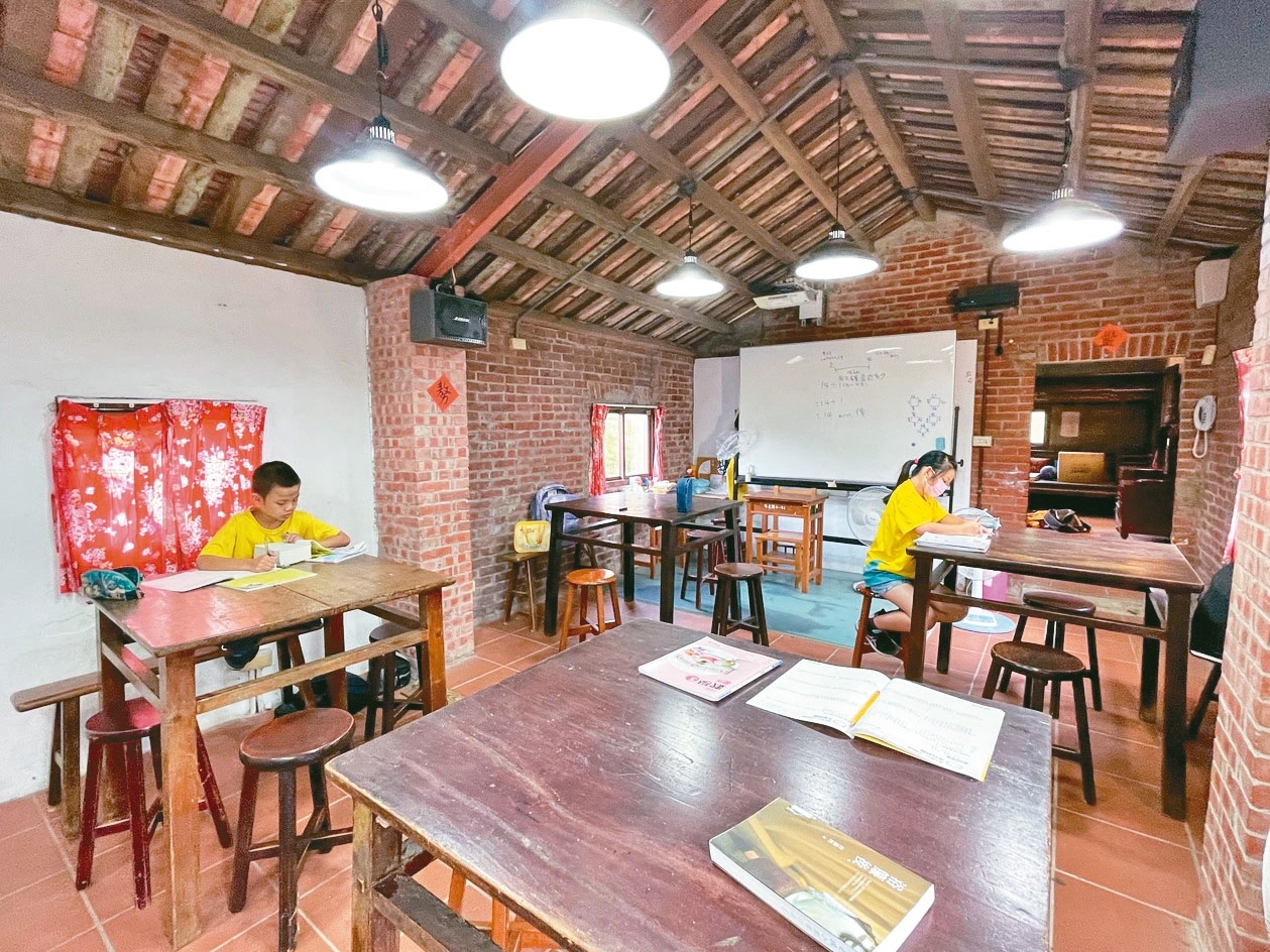 新竹市陽光國小校園內有一座三合院，平時作為本土語言情境教室，也是課後班學生寫功課的地方。記者張裕珍／攝影 