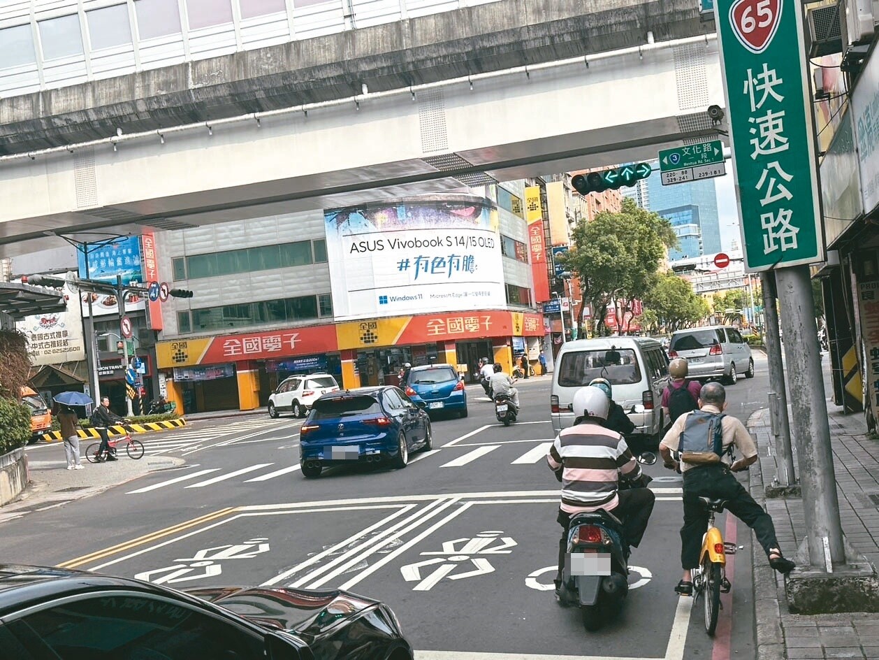 新北交通局表示，文化漢生路口除往南機車可直接左轉外，其餘都有設置兩段式左轉標誌牌面。記者張曼蘋／攝影 