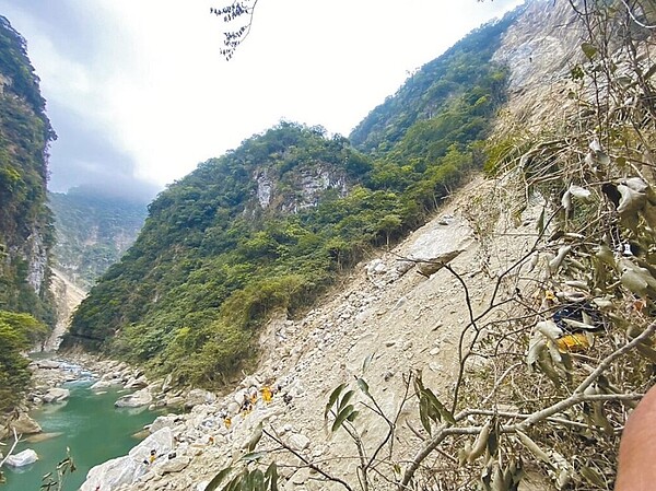 專家指出，梅山斷層在未來50年發生大地震的機率是50％。圖為特搜人員抵砂卡礑步道搜救失聯者。圖／高雄市消防局提供
