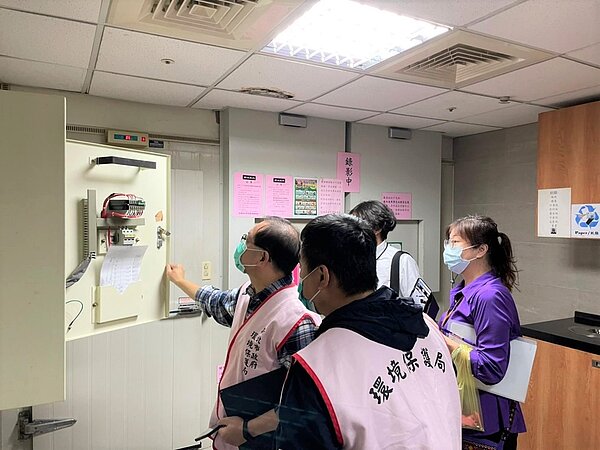 新北環保局節電診所到社區協助用電檢測。圖/新北市政府提供