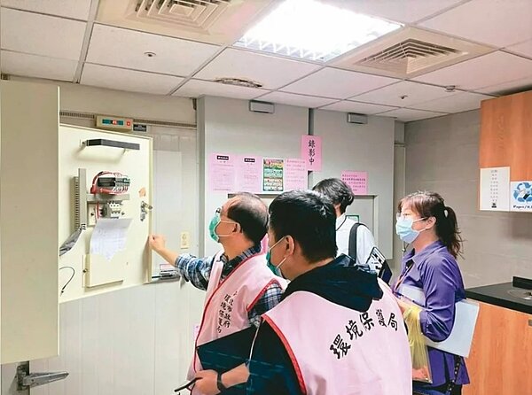 新北市環保局協助社區節電，推動「節能E好宅」計畫，提供一條龍節電診斷服務，可協助社區找出老舊燈具照明、能效不佳空調、功率不良馬達等「耗電3害」，並搭配出合適的用電管理模式，節電幅度可達10％以上。圖／新北市環保局提供