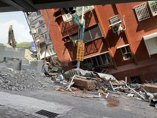 張齡予曝光自家大樓附近地震後的畫面。 圖/摘自張齡予臉書