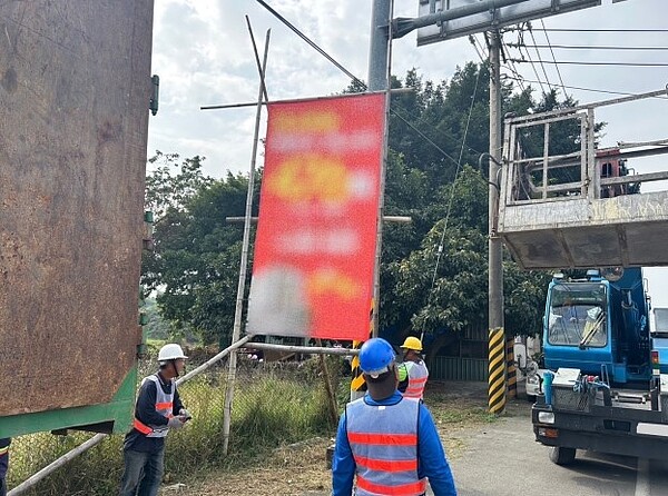 為維護道路及用路人安全，台南市有效強制遏止大型違規廣告物。圖／台南市政府提供