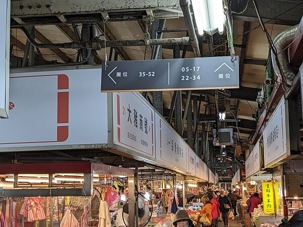 新竹縣府自107年起爭取中央補助,進行老舊市場建物耐震補強,營造舒適的消費環境。圖/新竹縣政府提供