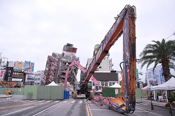 地震重建1戶補助360萬、危老貸款信用保證300萬 「403地震協助」補貼一覽 天王星大樓已開始進行拆除作業。圖/花蓮縣府提供