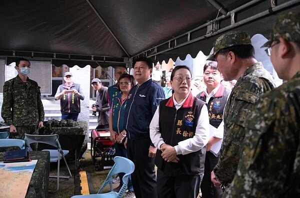 花蓮縣長徐榛蔚上午慰問搜救隊時受訪說明天王星大樓拆除工程暫停原因。圖／花縣府提供
