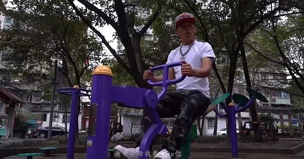 說唱歌手諾米diss謝帝歌曲MV截圖。圖／取材自微博
