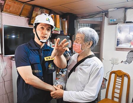 
花蓮大地震造成南機場住宅多處龜裂，台北市長蔣萬安（左）6日前往視察，向住戶表示會盡全力恢復家園。（羅永銘攝）
