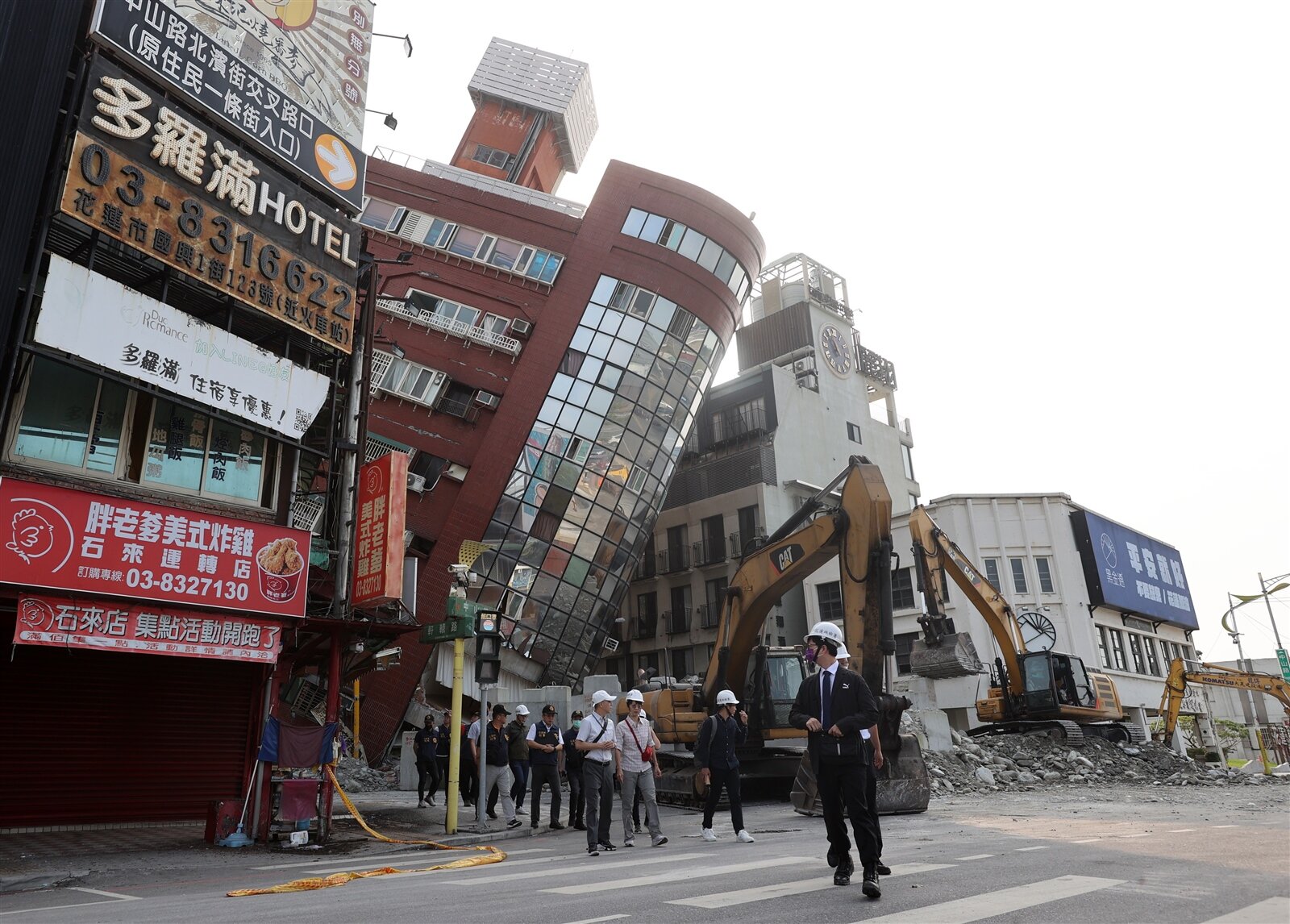 由於餘震不斷,天王星大樓持續擺盪,冒然施工拆除有危險,昨天起已暫時停工。 記者林澔一/攝影