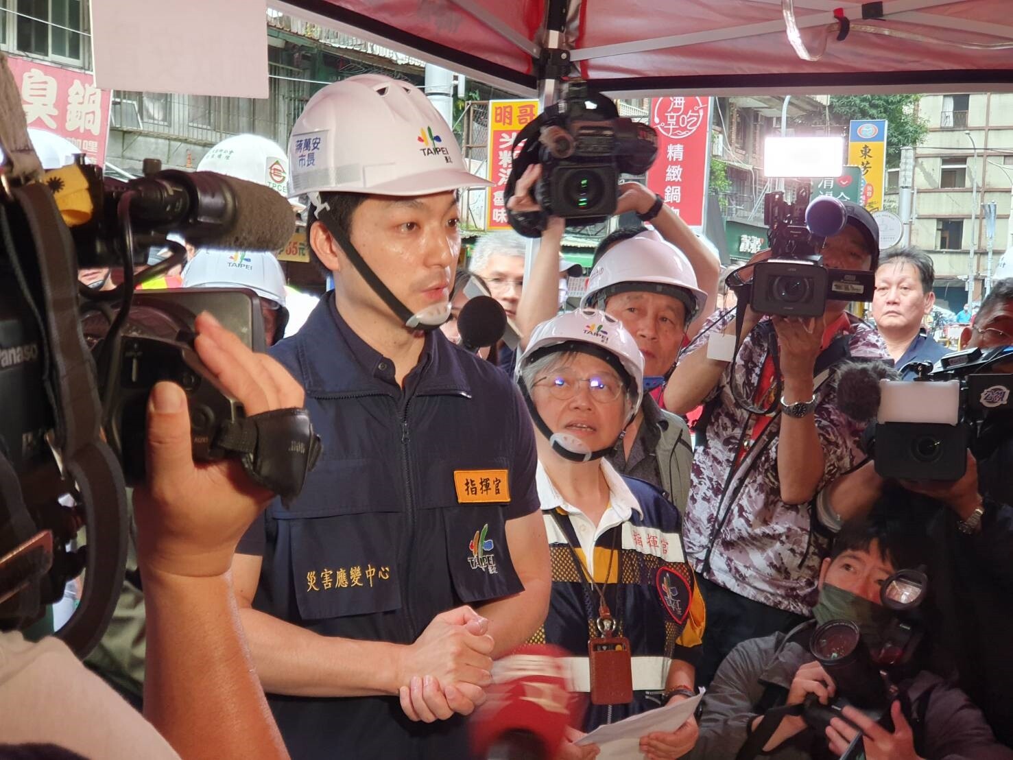 0403大地震過後，北市南機場公寓十連棟整宅，因一樓嚴重扭曲變形、樓梯斷裂等情況，一度被貼紅單，台北市長蔣萬安今下午二度前往視察。記者邱書昱／攝影 