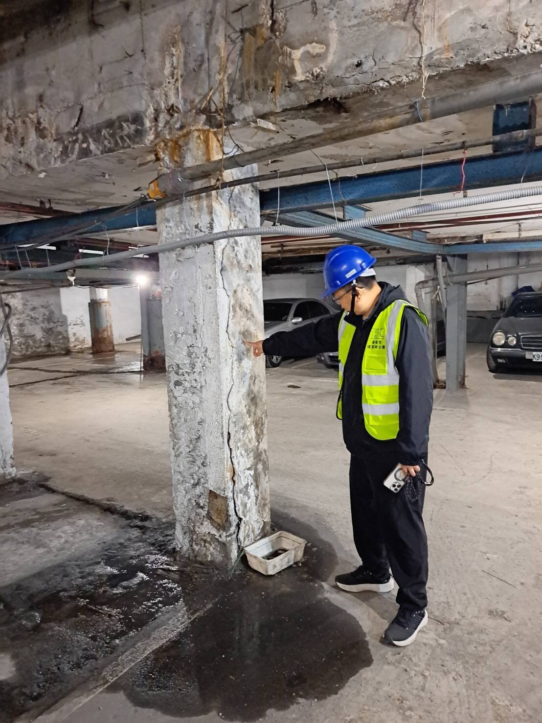 基隆市仁愛區成功市場旁的聯宏社區、為屋齡44年的老舊社區,地下室停車場梁柱、天花板鋼筋裸露,3日花蓮大震後更加嚴重,並有不少水泥塊再崩落。記者游明煌/攝影