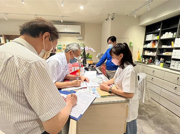 小蓁透過新北自力更生創業補助創業圓夢開設藥局。圖/新北市勞工局提供