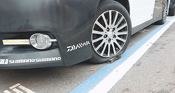 45歲陳姓男子駕駛自小客車遇員警盤查時逃逸,在基隆市「崁仔頂」魚市場遭警方開槍制止逮捕。圖為陳男小客車左前輪被擊破。/翻攝畫面