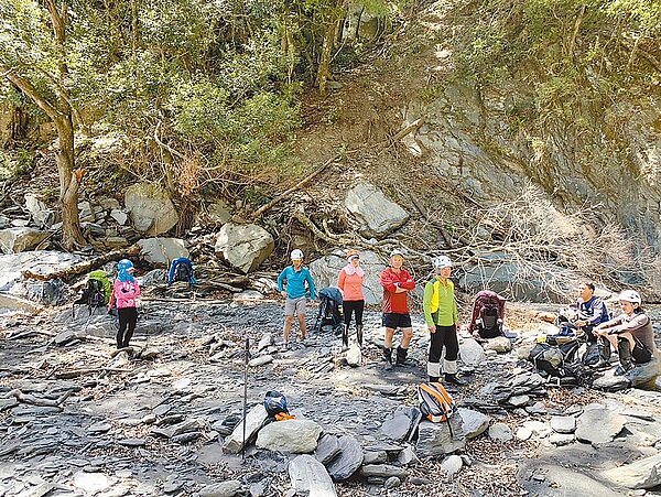 攀登能高安東軍山的登山隊受困在萬大南溪,搜救人員前往救援後平安脫困。圖/南投縣消防局提供