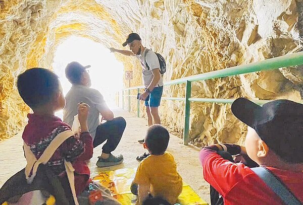 6日從白陽步道脫困的民眾表示,這名希臘男子(站立者)重回步道找到他們後,帶著他們一家人去第五山洞等待救援。圖/摘自Tadpole Shen臉書