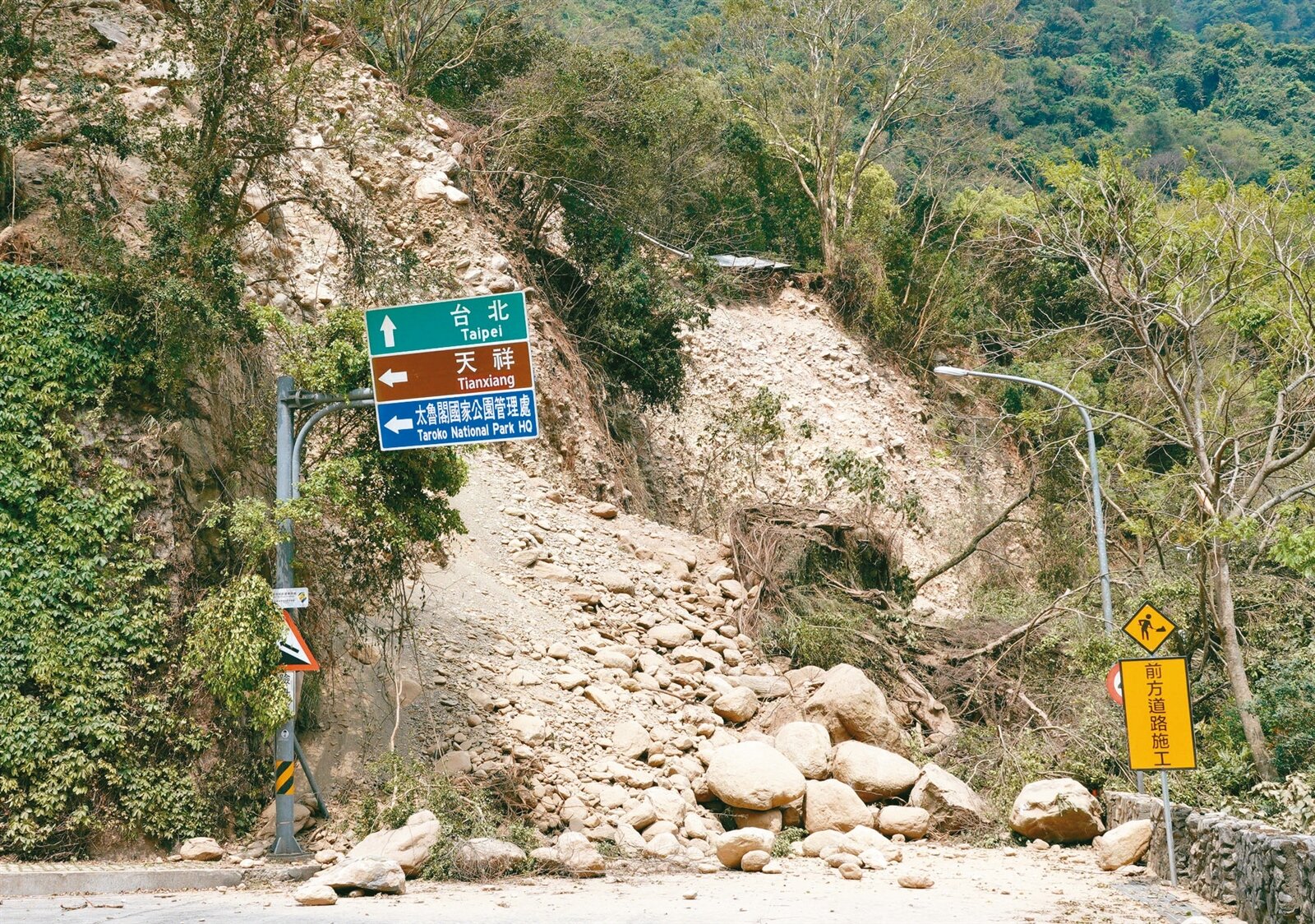 花蓮強震造成太魯閣國家公園內多處落石坍塌,園內小錐麓、得卡倫、砂卡礑等步道受創嚴重,中橫公路柔腸寸斷。記者劉學聖/攝影
