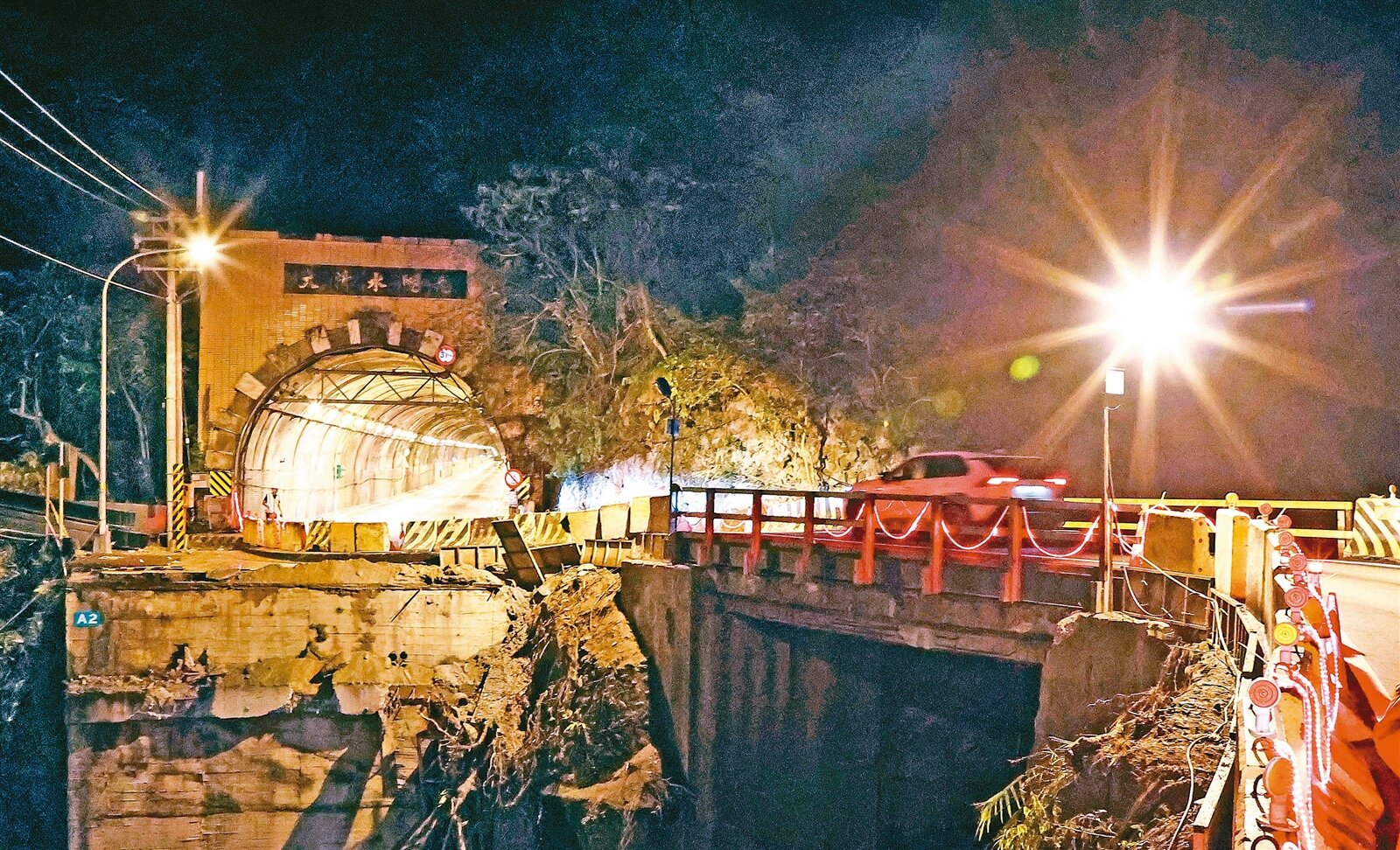 花蓮強震的落石擊毀蘇花公路下清水橋,公路局冒雨搶修,昨天傍晚該橋段恢復單線雙向通行,宜花交通終於恢復。記者許正宏/攝影