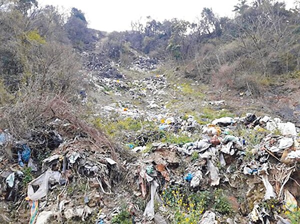 大梨山垃圾瀑布長期引發詬病,和平區清潔隊將施鐵腕,加強查緝及取締不法。圖/和平區公所提供