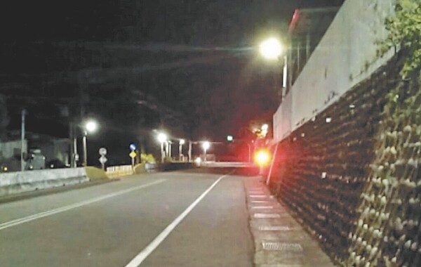 「全國禁用非法爆閃燈」連署發起人李先生強調,爆閃燈不但未對症下藥,還製造新問題,亮度、閃頻過高,造成眼睛刺痛。圖/「全國禁用非法爆閃燈」連署發起人李先生提供