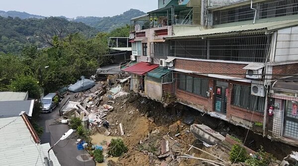0403花蓮大地震全台有感,除花蓮重災區外,新北也不少民眾因此有財損,甚至有家歸不得情況。圖/聯合資料照片