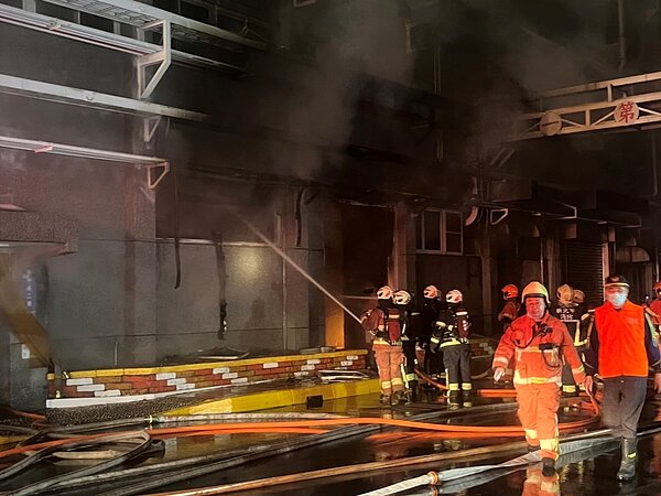 4月7日凌晨2時許泰山南亞塑膠工廠發生火警,消防人員全力搶救。圖/新北市政府提供
