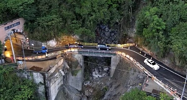 蘇花公路大清水隧道北口鋼便橋開放小車通行,到月底前每天採三時段開放,夜間封路。圖/公路局提供